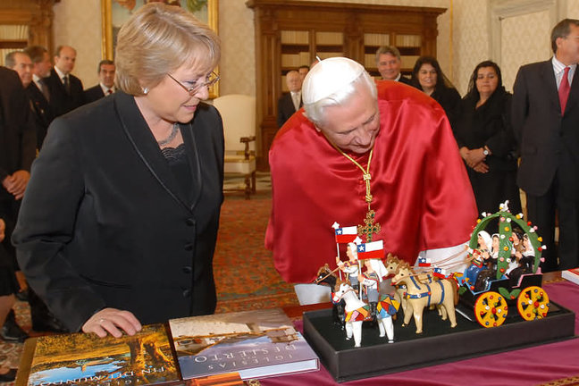 Un "Cuasimodo" en Loza Policromada recibió el Papa Juan Pablo II durante su visita a Chile, y en el 2007 la Presidenta Michelle Bachelet llevó una estatuilla similar al Romano Pontífice, Benedicto XVI
