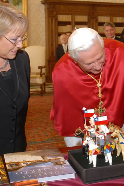 Un "Cuasimodo" en Loza Policromada recibió el Papa Juan Pablo II durante su visita a Chile, y en el 2007 la Presidenta Michelle Bachelet llevó una estatuilla similar al Romano Pontífice, Benedicto XVI