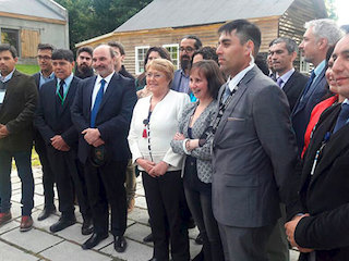 Presidenta Bachelet, autoridades y trabajadores del museo en la ceremonia inaugural.